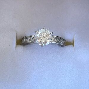 Elegant 925 Silver Ring with CZ diamonds